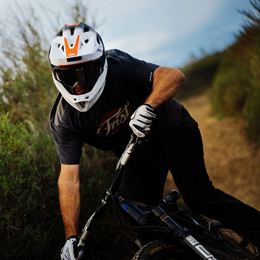 Man wearing Full Air Mips helmet